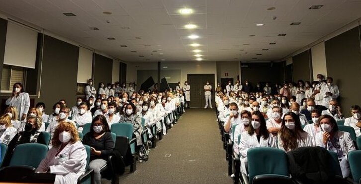 Responsables y profesionales de la OSI Donostialdea, en la asamblea de este miércoles.