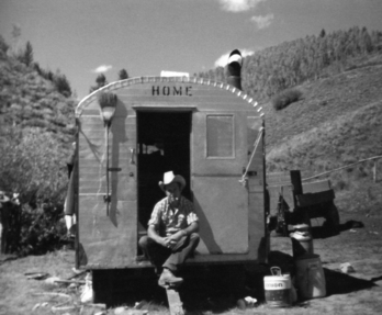 Un pastor vasco posa en la entrada del carrocampo en el que vivía mientras pastoreaba a su rebaño en tierras del Oeste de Estados Unidos. 