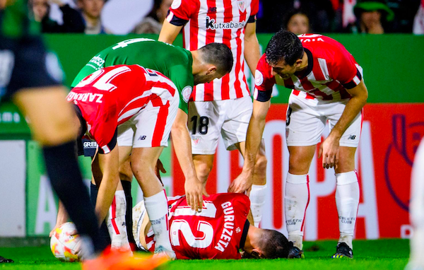 Guruzetak min hartu zuen Sestaon eta aldaketa eskatu behar izan zuen lehen zatian. (@AthleticClub)