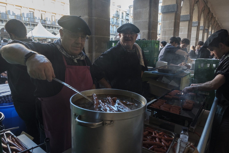Preparando txistorra a destajo para disfrute de los presentes.