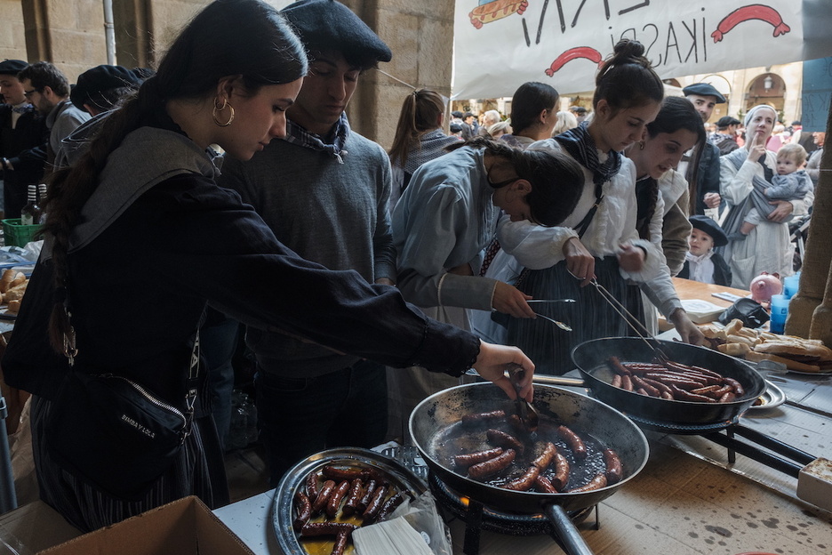 Jóvenes encargándose de preparar txistorra para los visitantes