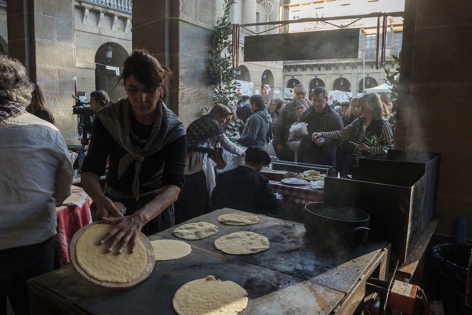 El talo tenía su tirón entre las personas que celebraban Santo Tomás en Donostia.