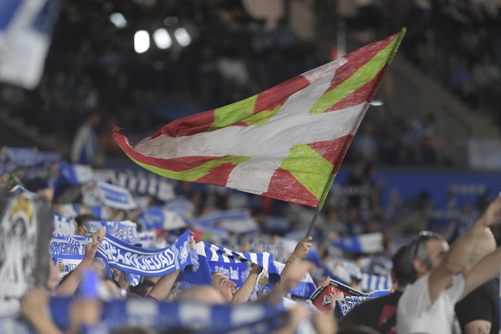 Aficionados de la Real animan a su equipo en Anoeta. 