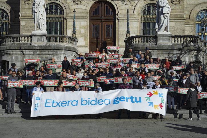 Bilboko udaletxe aurrean egin dute elkarretaratzea Sarek eta Etxeratek.