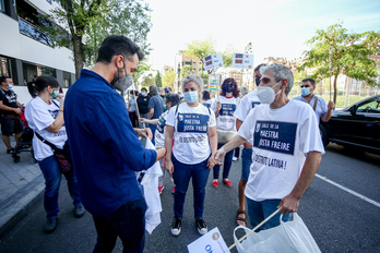 Manifestantes defienden rotular con el nombre de la maestra Justa Freire la calle dedicada al falangista José Millán-Astray en Madrid, en una marcha en 2021.