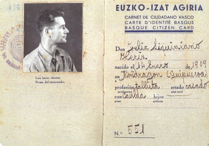 A la izquierda, el carnet vasco de Félix Likiniano. Arriba, acto de recibimiento en Arrasate.