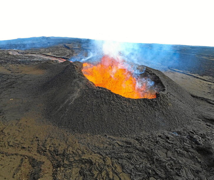 Hawaiiko Mauna Loa sumendia, munduko sumendi aktibo handiena, azaroaren 28an itzuli zen aktibitatera 40 urteren ondoren. (USGS / AFP PHOTO)