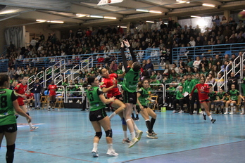 Beti Onakeko defentsa arerioaren jaurtiketa oztopatu nahian. 