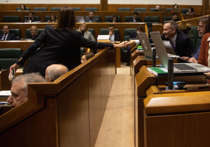 Idoia Mendia recibe la felicitación del parlamentario del PNV Jon Aiartza