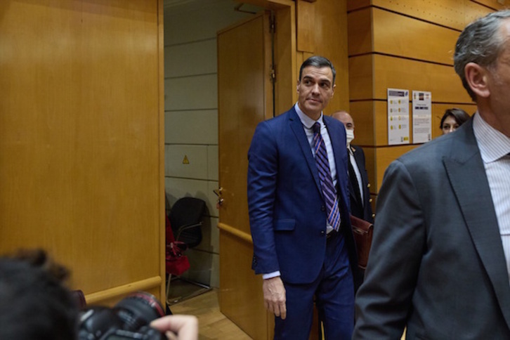 Pedro Sánchez, entrando en el salón de plenos del Senado.