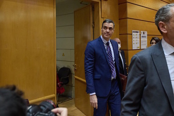 Pedro Sánchez, entrando en el salón de plenos del Senado.