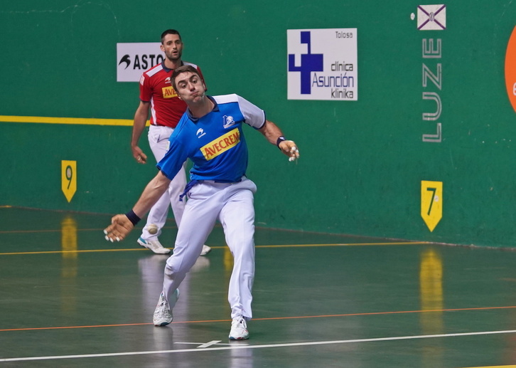 Peio Etxeberria pilota kolpatzen.