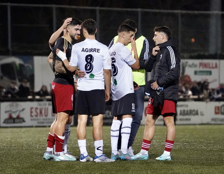 Los jugadores del Gernika y el Celta, entre ellos Unai Núñez, se saludan al final del partido.
