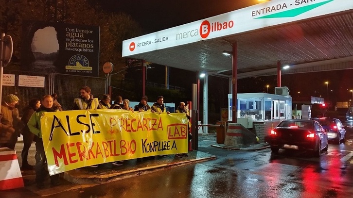 Protesta sindical a las puertas de Mercabilbao.
