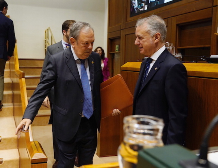 El consejero de Economía y Hacienda, Pedro Azpiazu, conversa con el lehendakari, Iñigo Urkullu, antes del pleno.