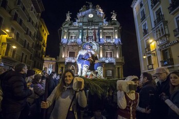 Olentzero en una visita anterior a la Plaza del Ayuntamiento de Iruñea.