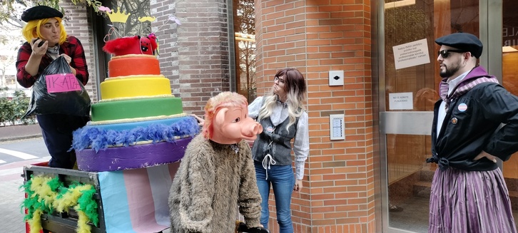 LGTBI kolektibo eta Kattalinguneko kideek ikatza eraman diote NABIri.