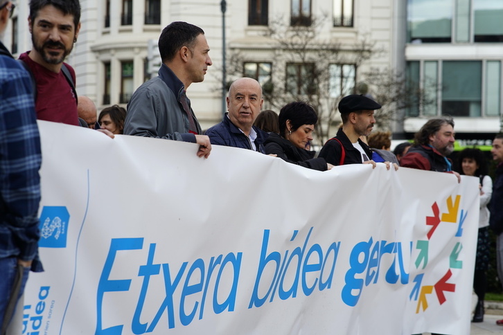 Lakuntza (ELA), Arza (UGT) y Aranburu (LAB), en la concentración sindicales de este viernes.