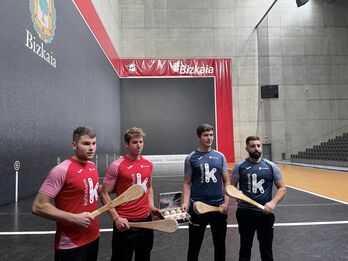 Lau finalistak astearteko material aukeraketan.