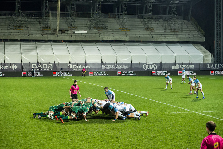 El Aviron de Baiona en un partido contra el equipo de rubgy de Pau en el estadio Jean Dauger.