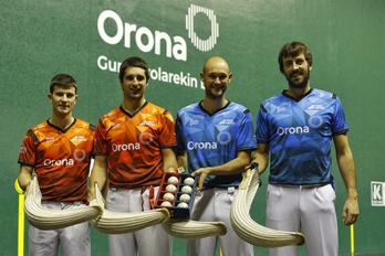 Los cuatro finalistas posan con el material con el que se jugarán el pase a la final.