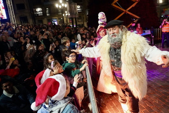 Olentzerok eta Mari Domingik umeak agurtu dituzte Arriagan.