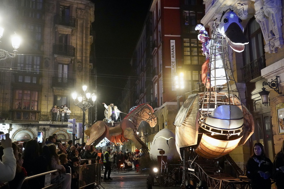 Olentzerok egurrezko pottokan egin du desfilea eta Mari Domingik antzara erraldoian.