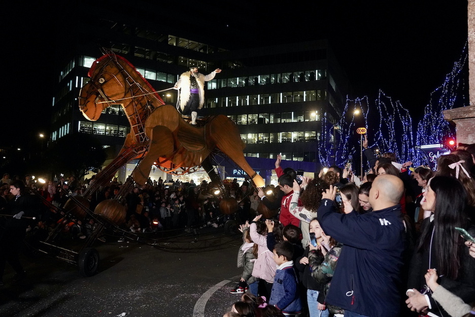 Gogoz egin diete harrera Olentzero eta Mari Domingiri.