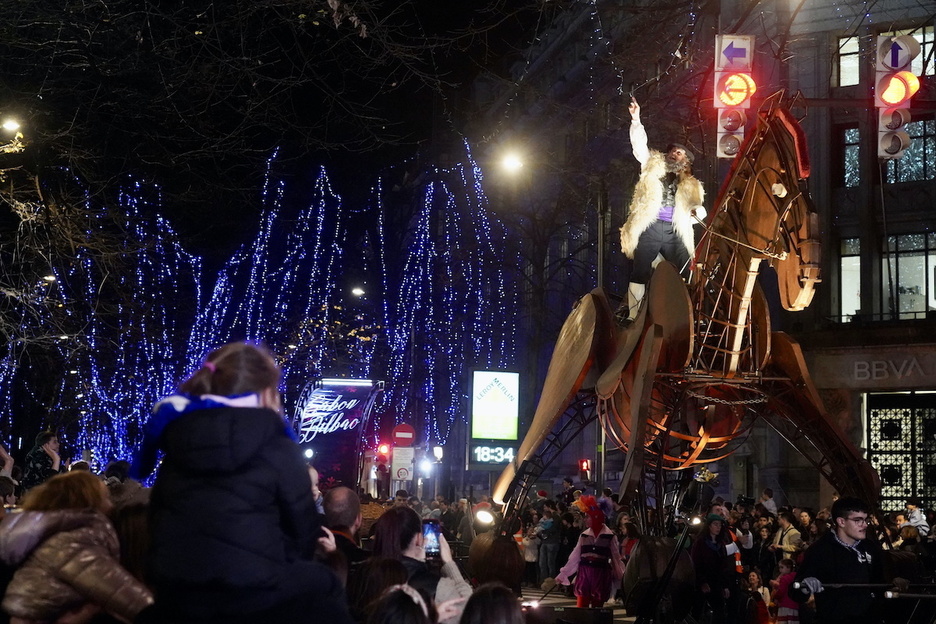 Egurrezko pottokaren gainean egin du desfilea Olentzerok.