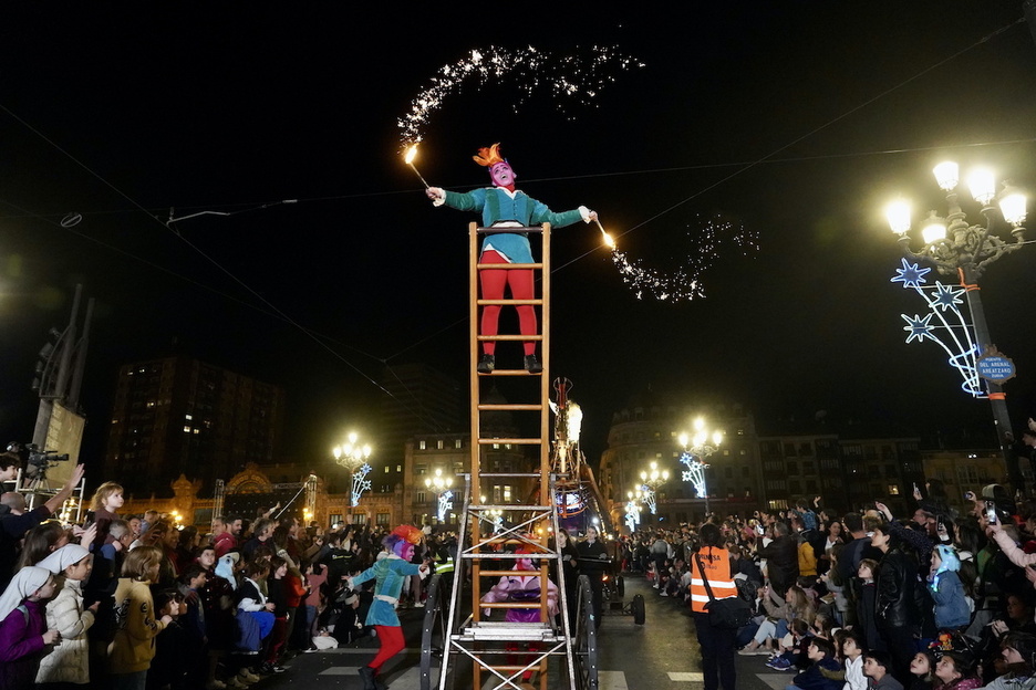 Galtzagorriek ere lagundu dituzte Olentzero eta Mari Domingi.
