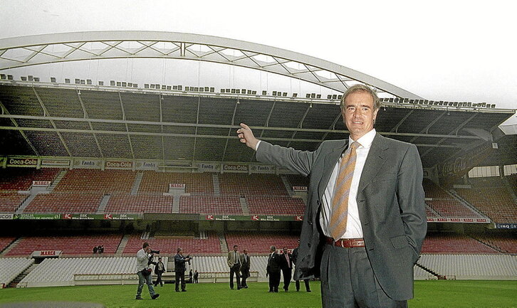 Txetxu Rojo posa en su etapa de entrenador del Athletic bajo el arco de San Mamés, dos símbolos del club.