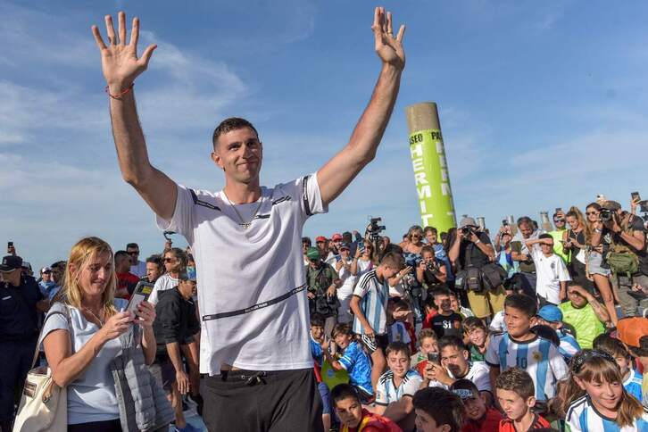 Emiliano Martínez, recibido por una multitud en su ciudad, Mar del Plata.