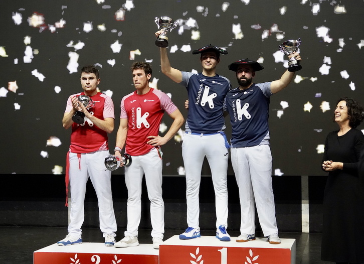 Los finalistas del campeonato Kutxabank de pala, en el momento de recoger los galardones.