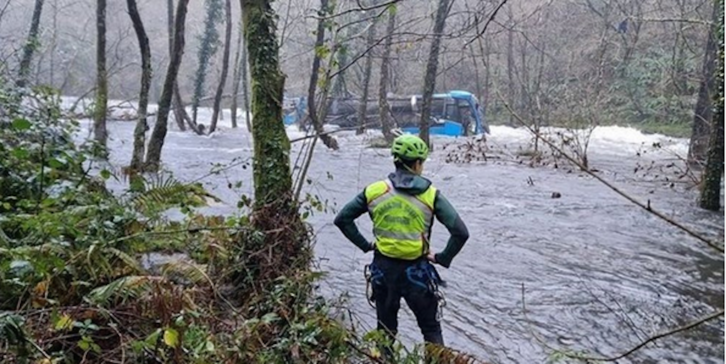 La operación de rescate ha concluido tras localizar a la sexta víctima mortal del accidente del autobús caído al río en Pontevedra.