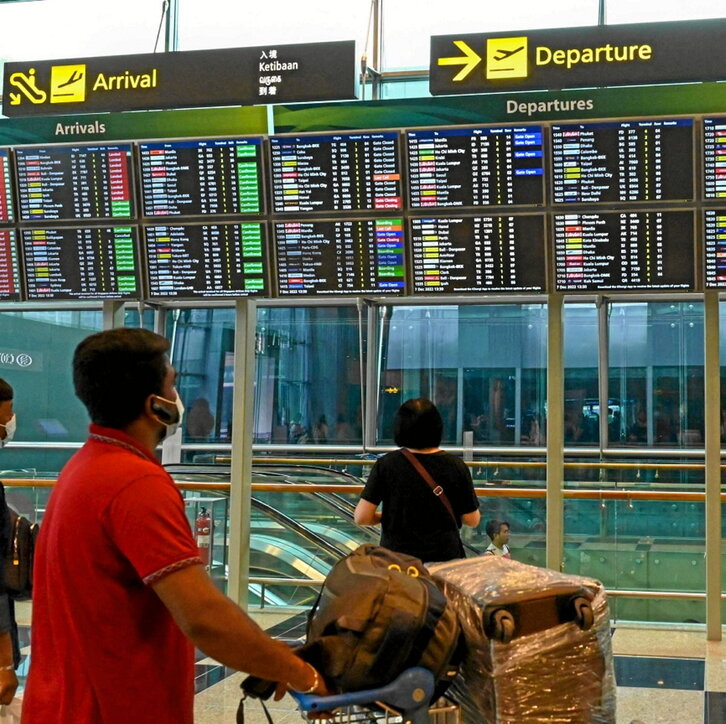 Pantallas con la cantidad de vuelos programados recientemente en el aeropuerto de Singapur.