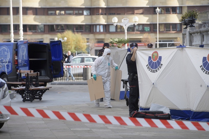 La policía científica ha permanecido durante horas recabando pruebas en la plaza Okendo.