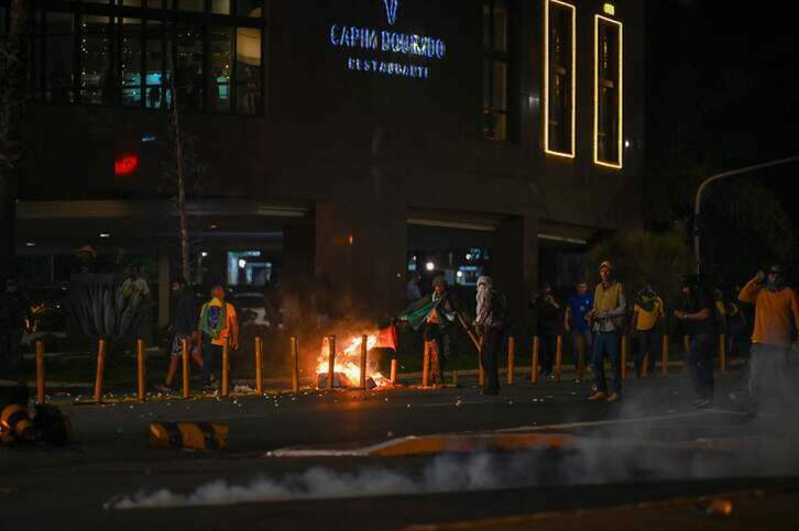 Brasiliako kaleetan protesta egiten ari dira Bolsonaroren jarraitzaileak.
