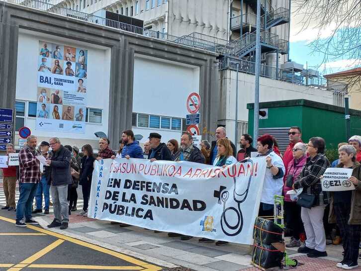 Concentración este lunes frente al hospital de San Eloy.