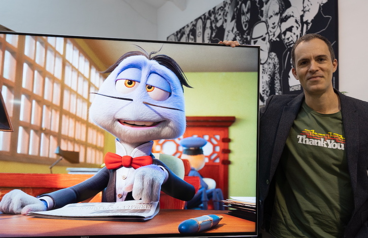 El director Julio Soto junto al infalible inspector Sun en la sala de máquinas de la compañía The Thinklab de Iruñea.