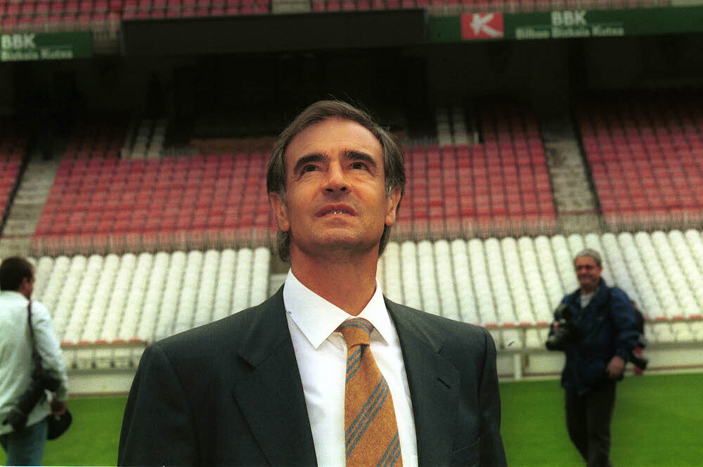 Txetxu Rojo en su presentaci&oacute;n como entrenador del Athletic en 2000. (Luis JAUREGIALTZO / FOKU)