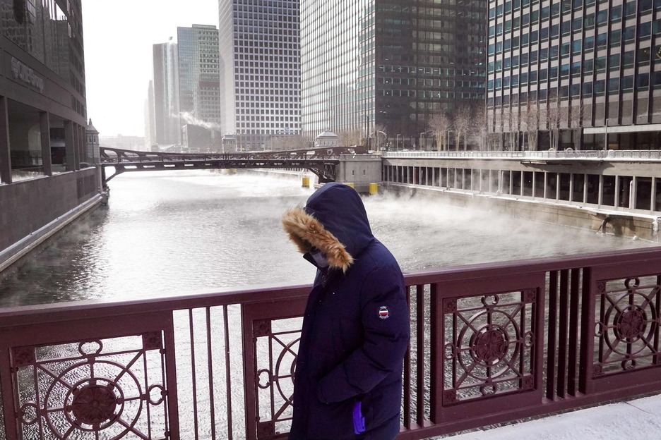 Hotzaren ondorioz, Chicago ibaiari lurruna zerion.