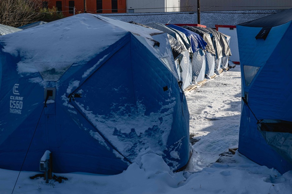 Louisvillen kanpalekuak jarri dituzte etxerik ez dutenak bertan sartu daitezen.