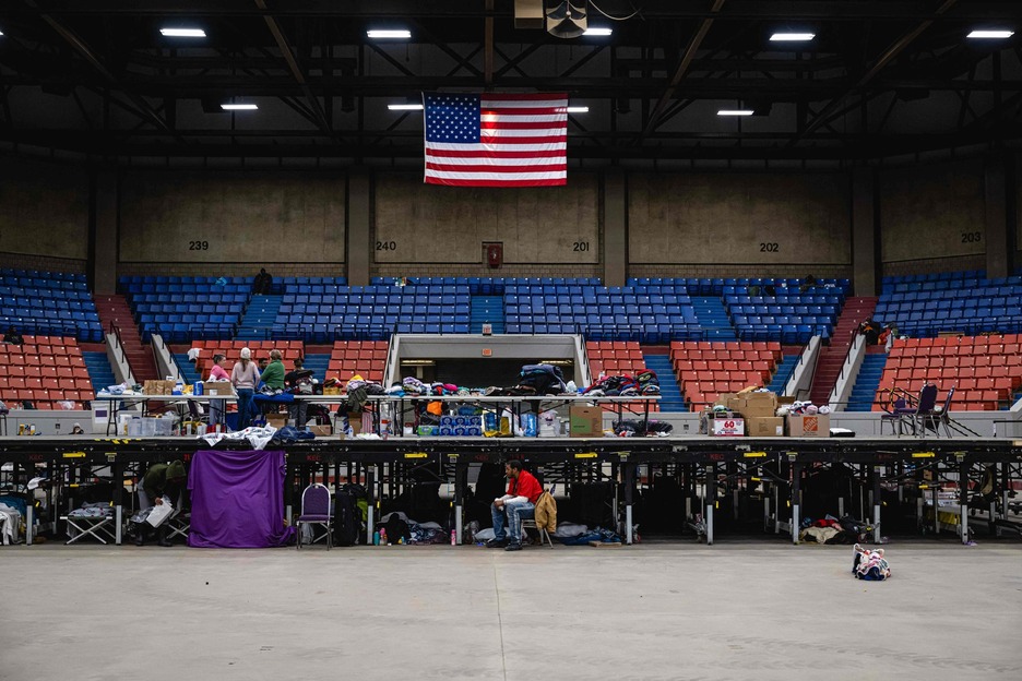 Louisvillen kirol instalazioak atondu dituzte etxerik ez duten pertsonak bertan babestu daitezen.