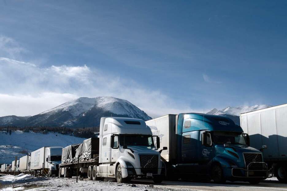 Trailerrak I-70 errepidean geratuta, ekaitzagatik itxita.