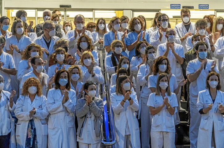 Atzo goizean elkarretaratzea egin zuten Donostia Ospitaleko sarreran dozenaka                                   zerbitzuburuk eta langilek.