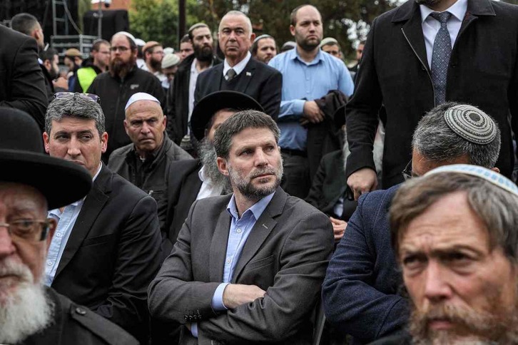 Belazel Smotrich, líder de Sionismo Religioso, en un funeral por un rabino en el complejo de Merkaz Shapira, cerca de Kiryat Malachi.