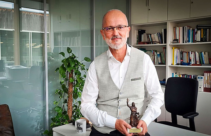 Cesar San Juan UPV/EHUko irakaslea, sariarekin.