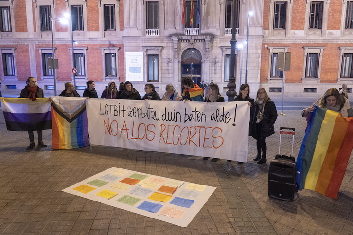 Colectivos LGTBI+ se han concentrado ante el Parlamento navarro para denunciar los recortes.