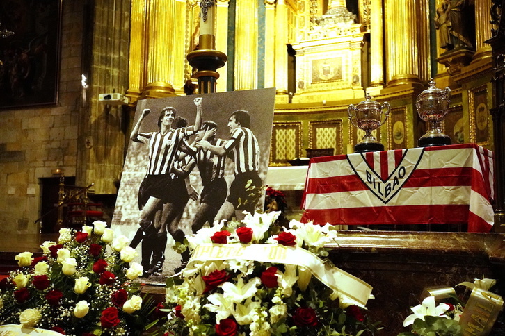 La basílica de Begoña se ha llenado para despedir al mito rojiblanco.