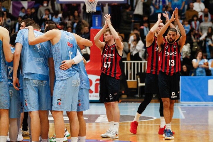 Los jugadores baskonistas celebran su décima victoria consecutiva en Lugo.